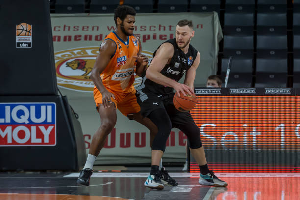 WTT重庆冠军赛：王曼昱3-0张本美和 晋级四强.